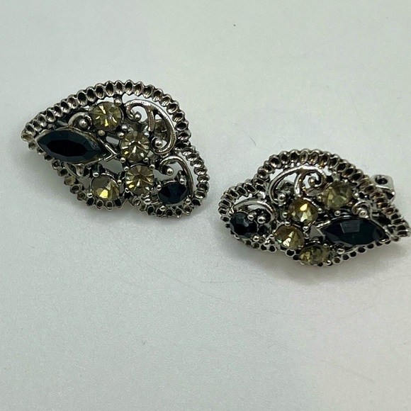 VINTAGE Faux Onyx and‎ Rhinestone Filigree Clip Earrings - Picture 3 of 9